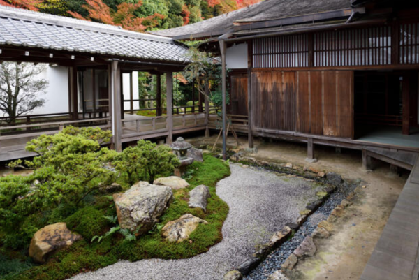 Rumah Tradisional dengan Taman Karesansui